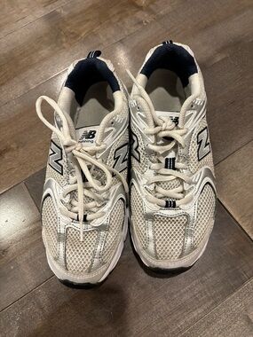 New Balance White & Navy Mesh Athletic Sneakers like new